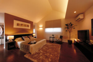 勾配天井で立体的な広がりのある寝室