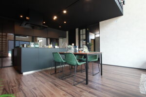 黒を基調とした家