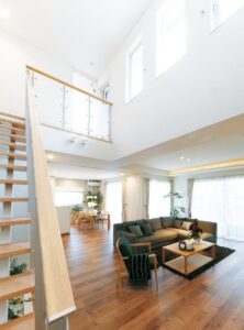 日差しがこぼれる吹き抜けリビング