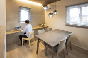 木の温かさと光が彩る、心が休まるリビングワーク空間