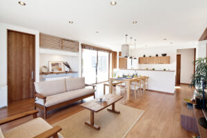 自然素材がもたらす心地よさと、たっぷりの自然光が差し込む開放的なリビング。