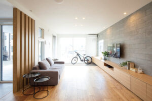 木の温もりと光が包む、家族が自然体で過ごせるリビング空間